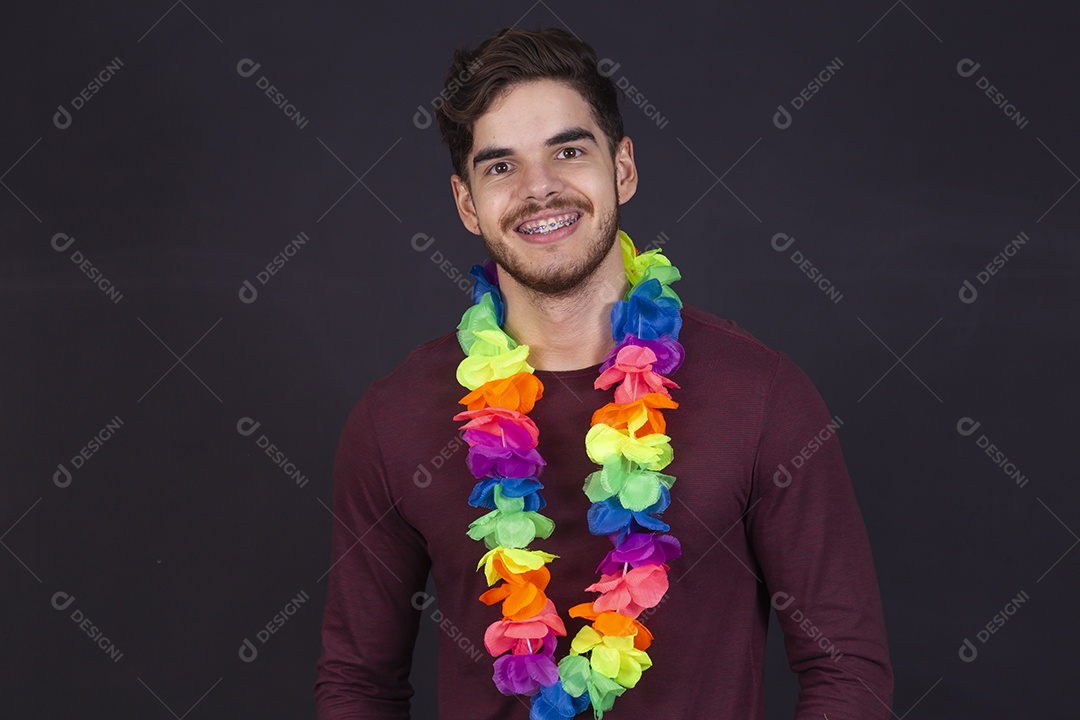 Homem jovem fantasiado para carnaval