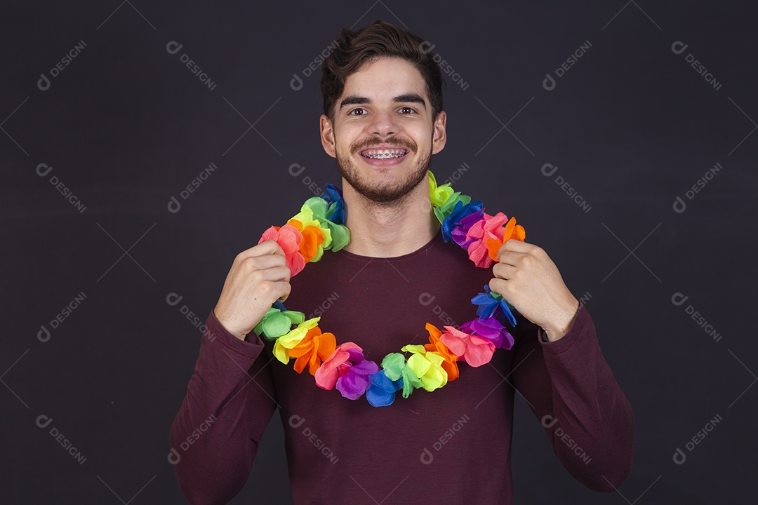 Homem jovem fantasiado para carnaval