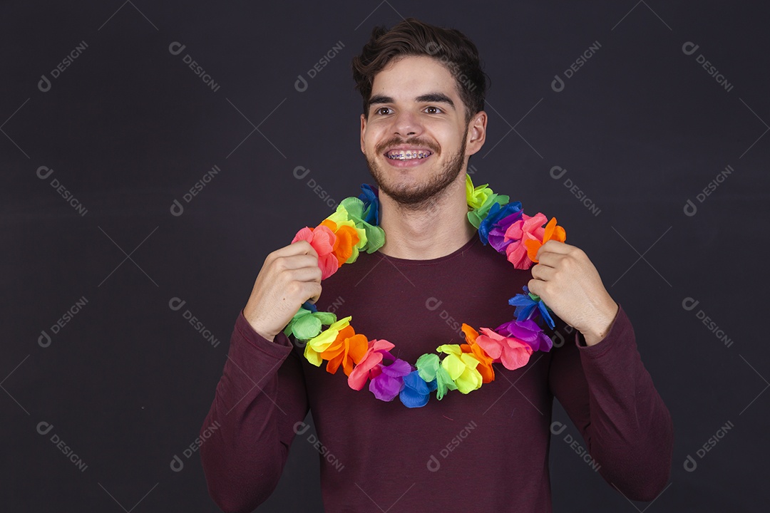 Homem jovem fantasiado para carnaval
