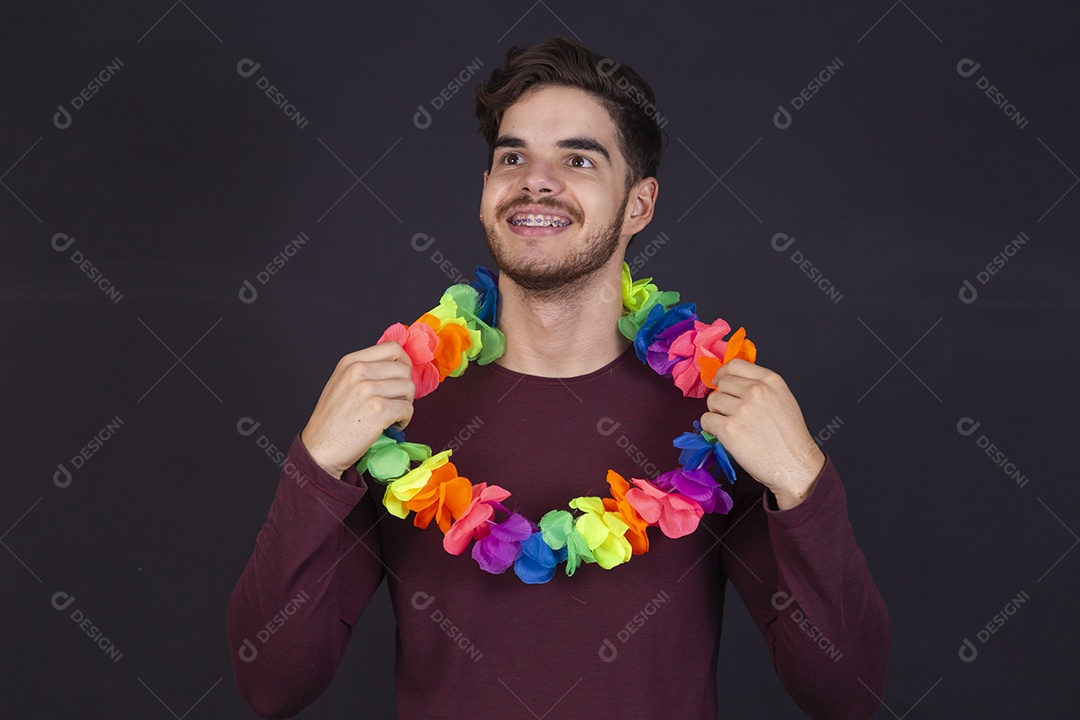 Homem jovem fantasiado para carnaval