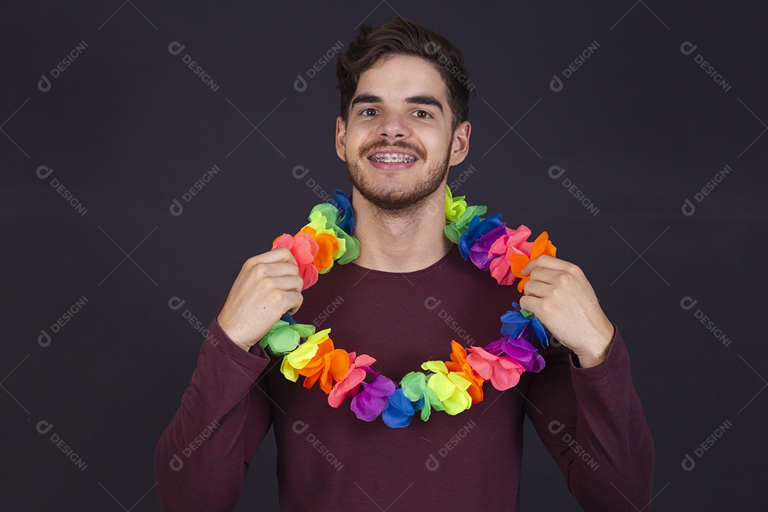 Homem jovem fantasiado para carnaval