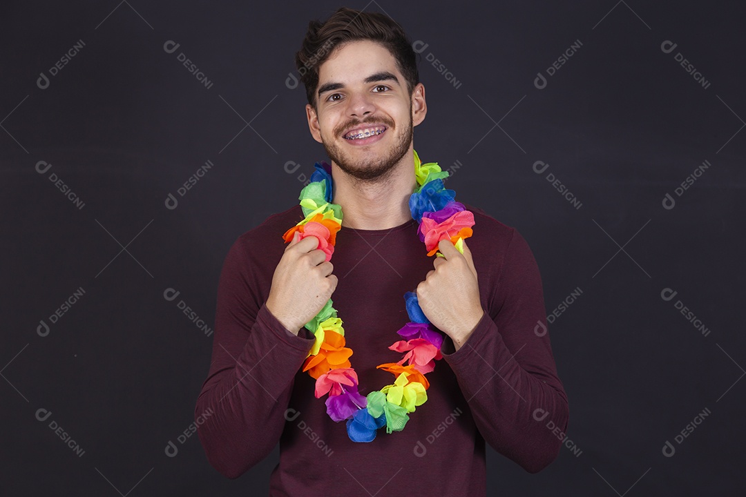 Homem jovem fantasiado para carnaval