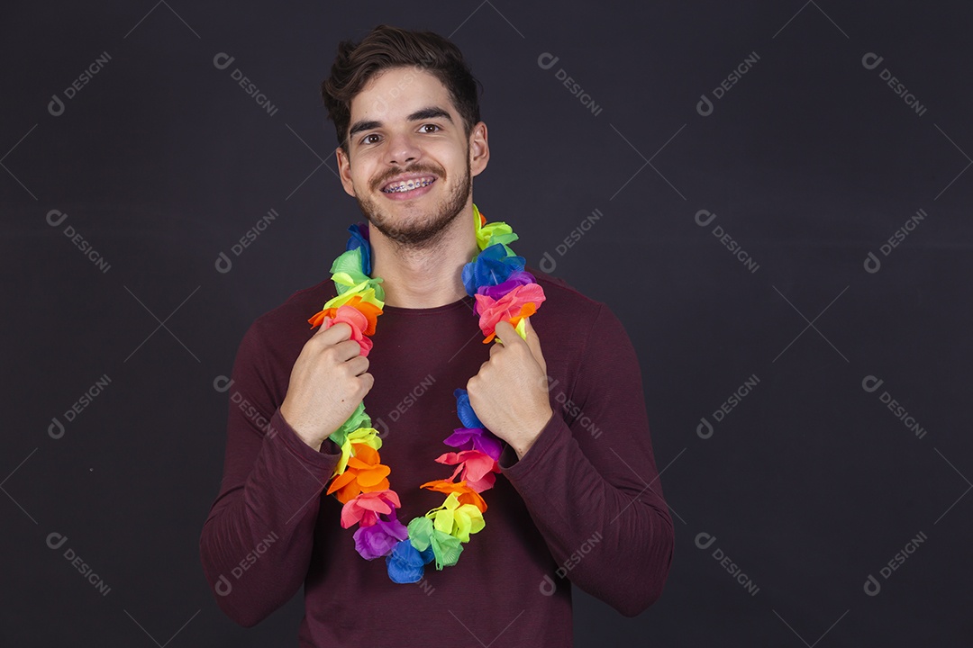 Homem jovem fantasiado para carnaval