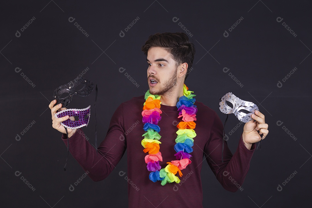 Homem jovem fantasiado para carnaval