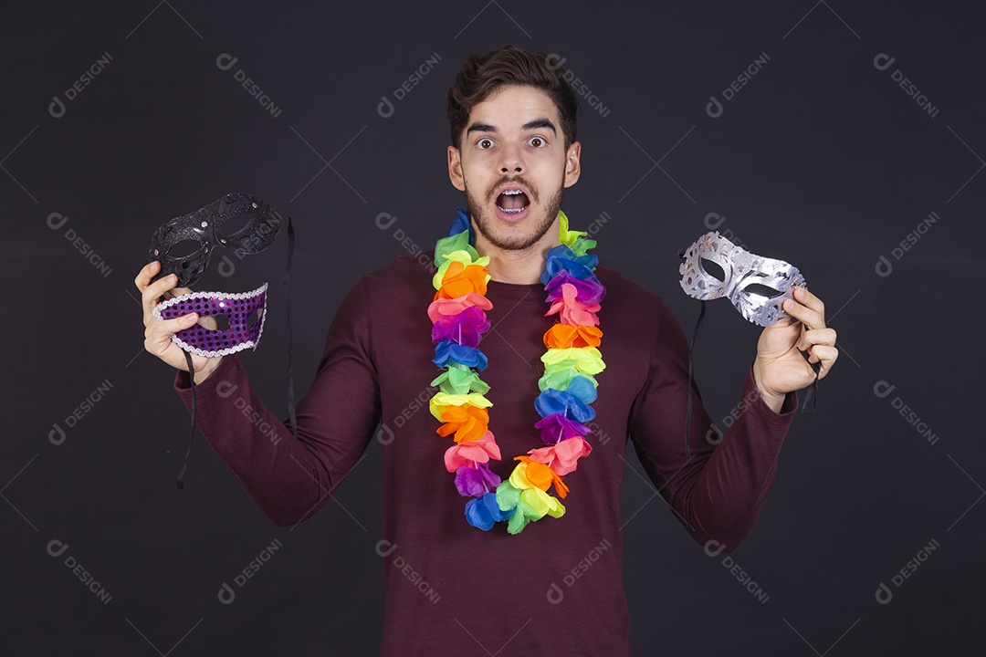 Homem jovem fantasiado para carnaval