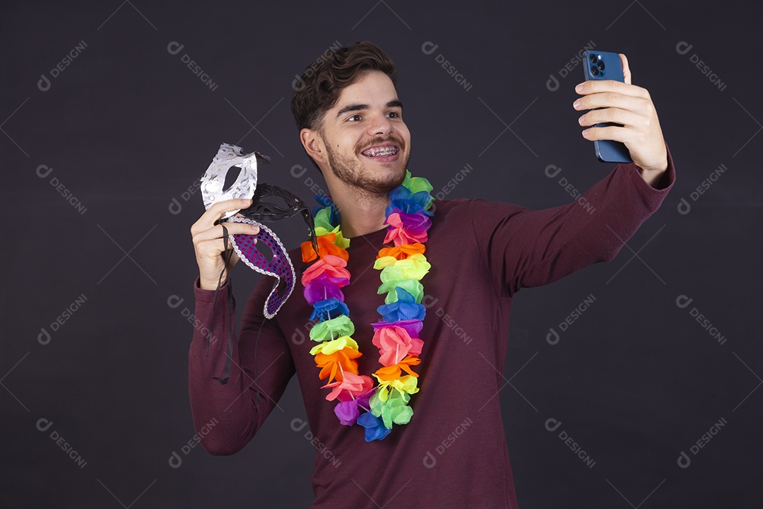Homem jovem fantasiado para carnaval