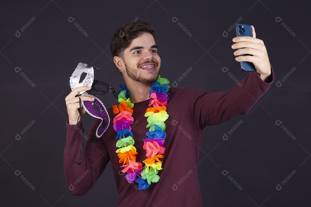 Homem jovem fantasiado para carnaval