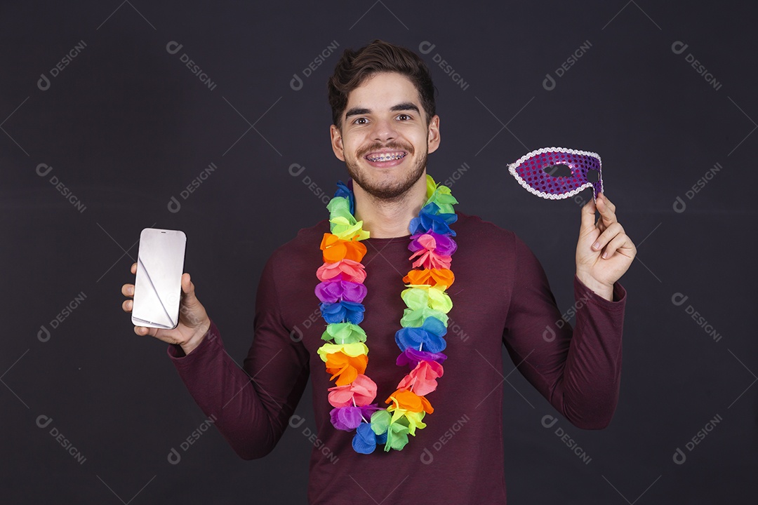 Homem jovem fantasiado para carnaval