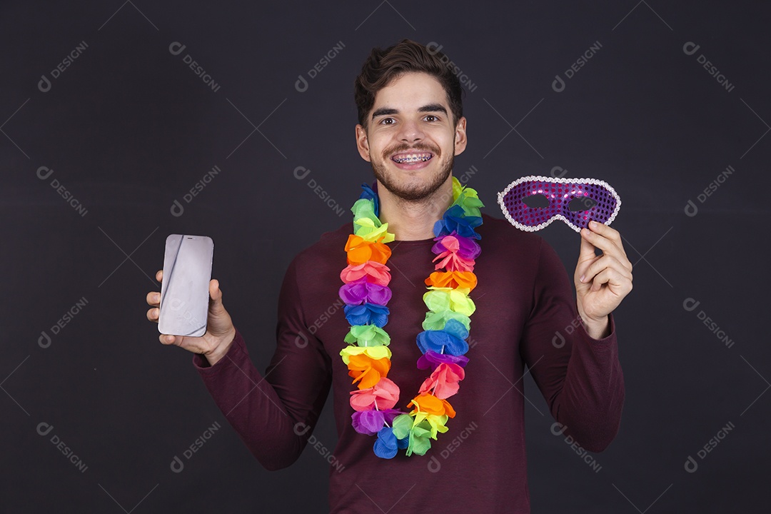 Homem jovem fantasiado para carnaval