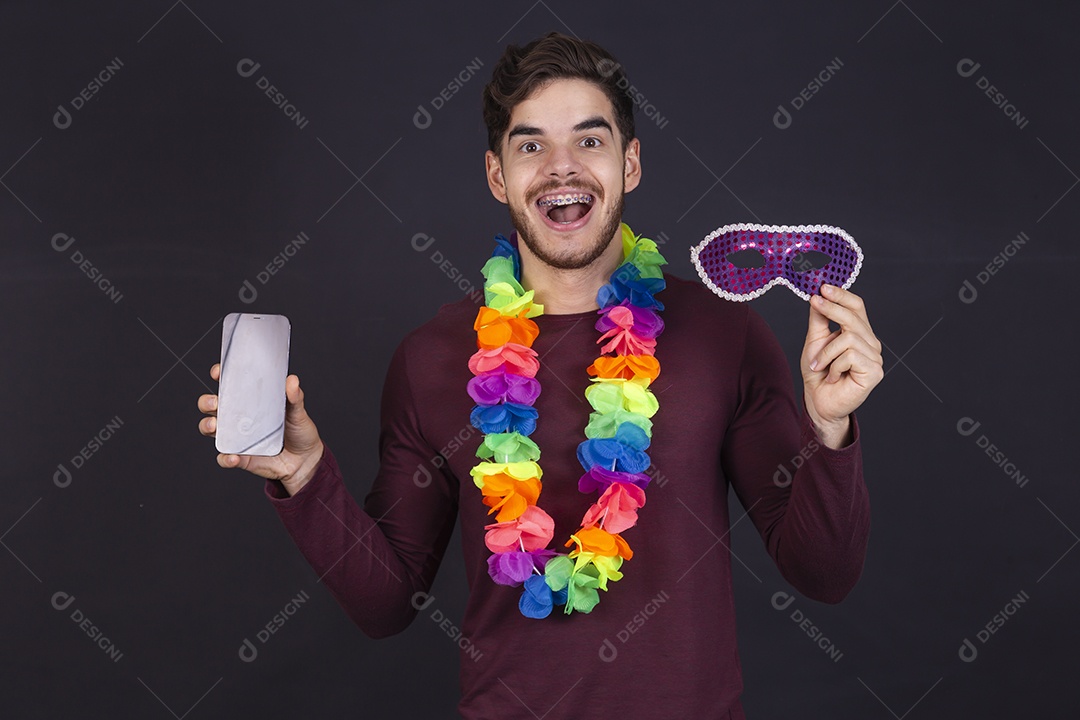 Homem jovem fantasiado para carnaval
