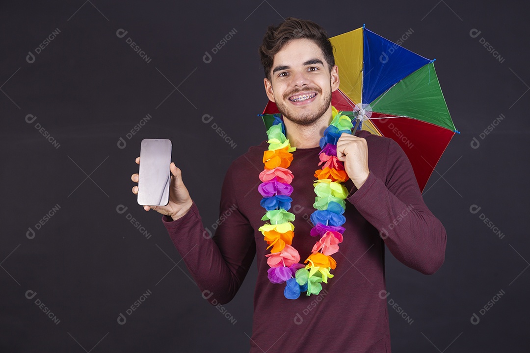 Homem jovem fantasiado para carnaval