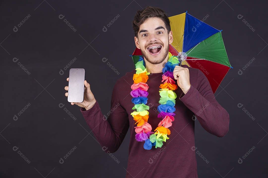 Homem jovem fantasiado para carnaval