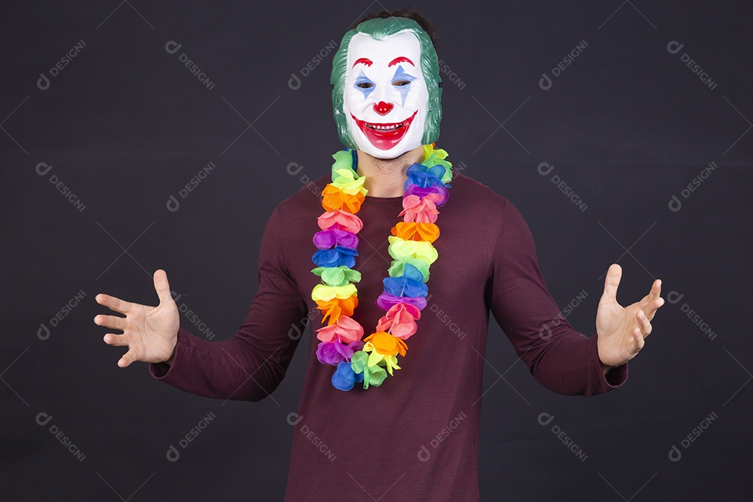 Homem jovem fantasiado para carnaval