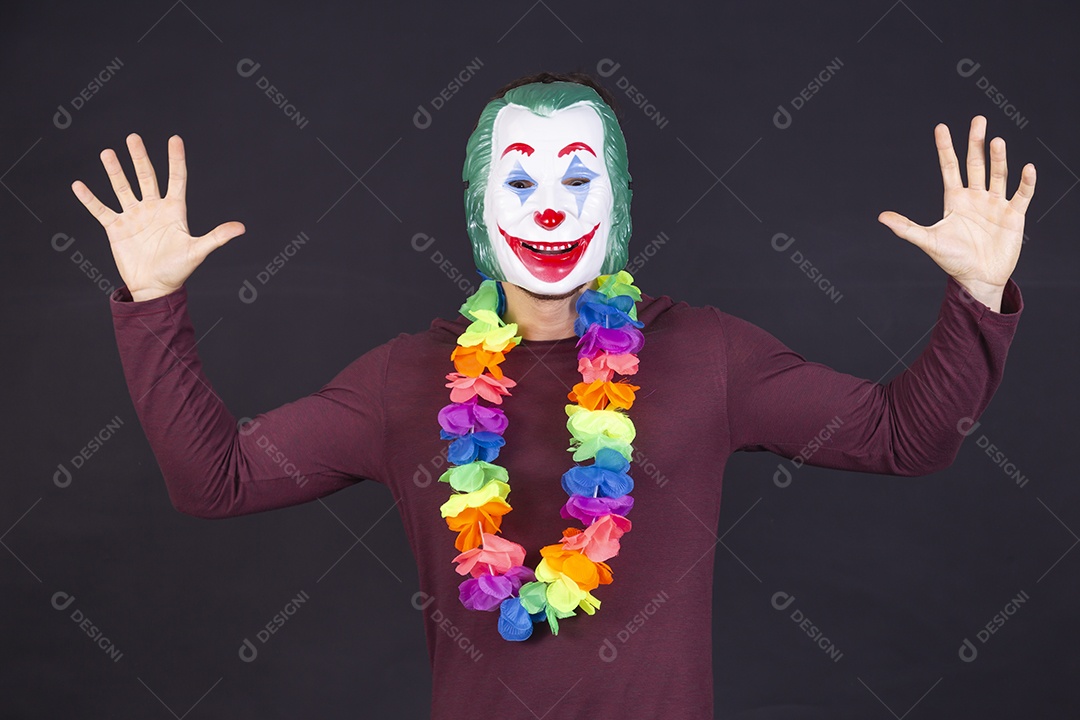Homem jovem fantasiado para carnaval