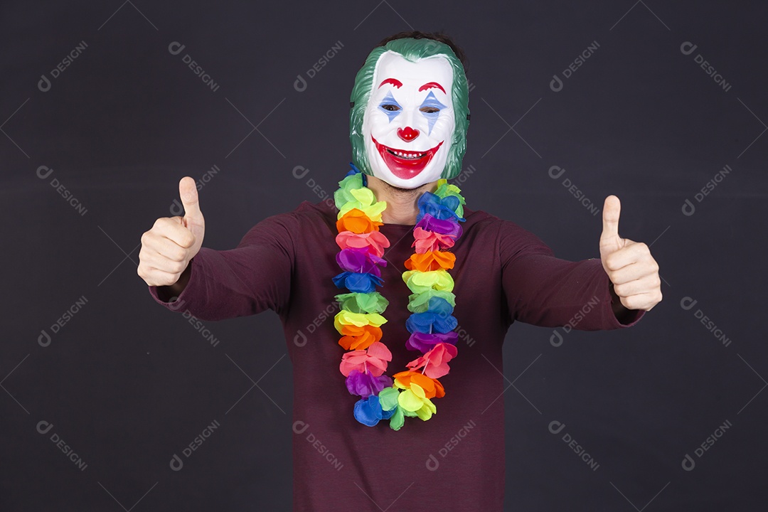 Homem jovem fantasiado para carnaval