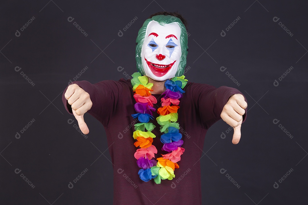 Homem jovem fantasiado para carnaval