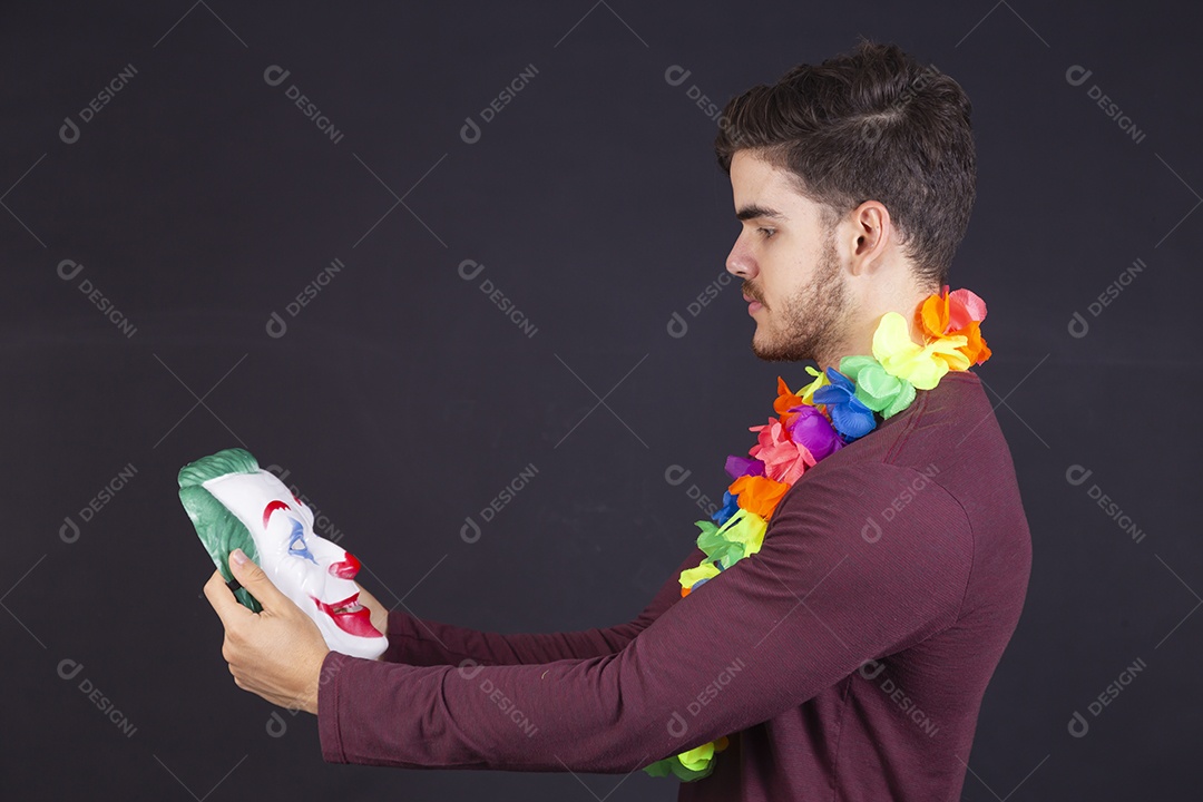 Homem jovem fantasiado para carnaval