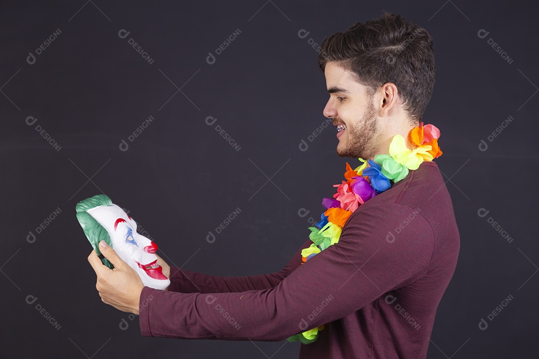 Homem jovem fantasiado para carnaval