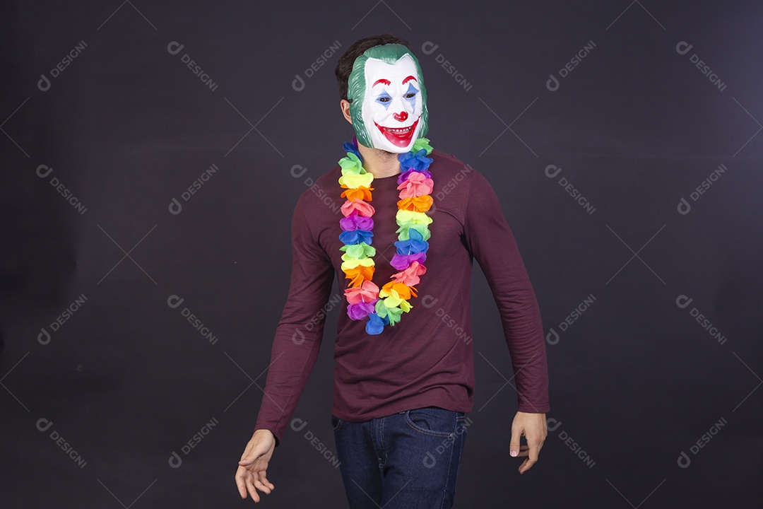 Homem jovem fantasiado para carnaval