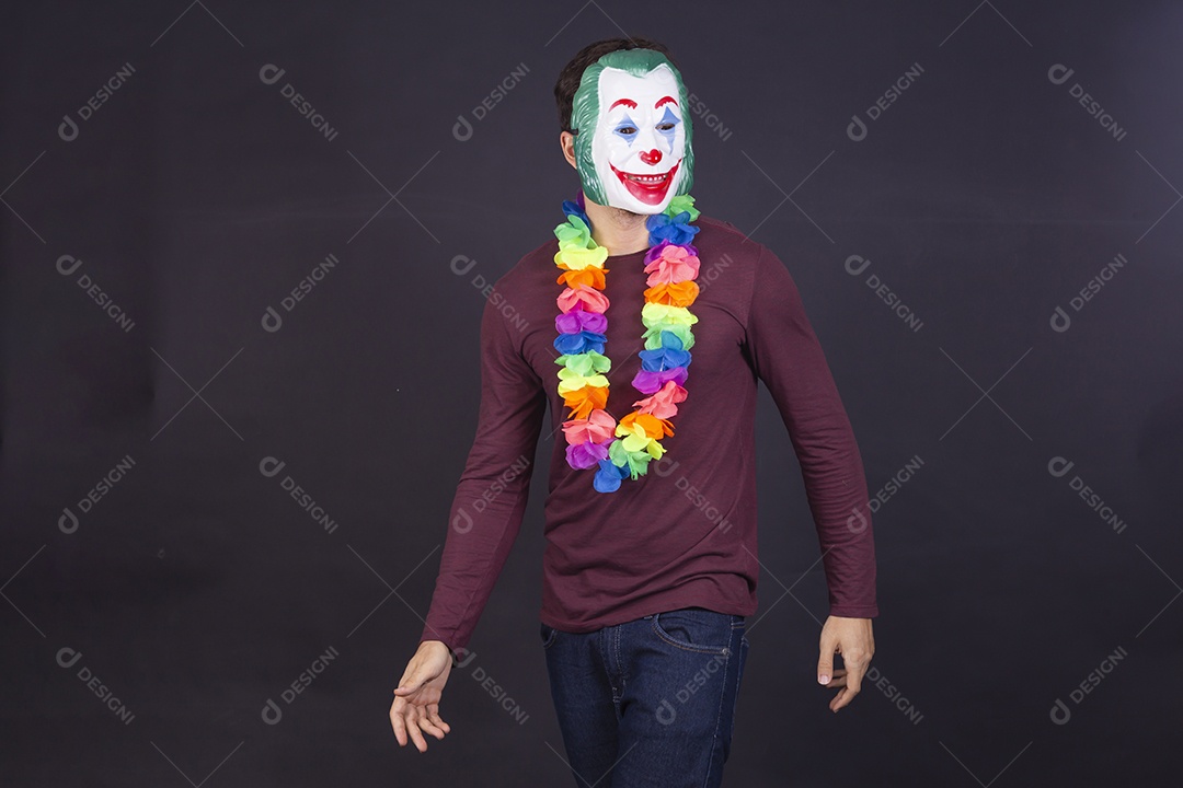 Homem jovem barbudo usando boné sobre fundo isolado