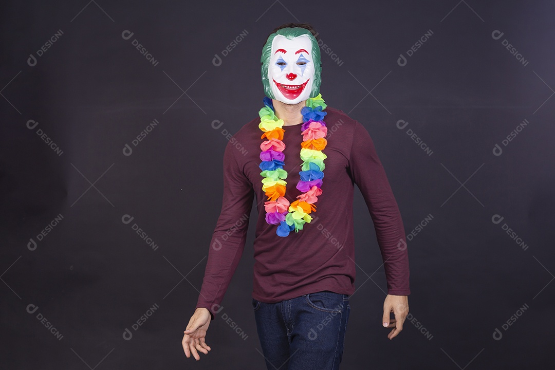 Homem jovem fantasiado para carnaval