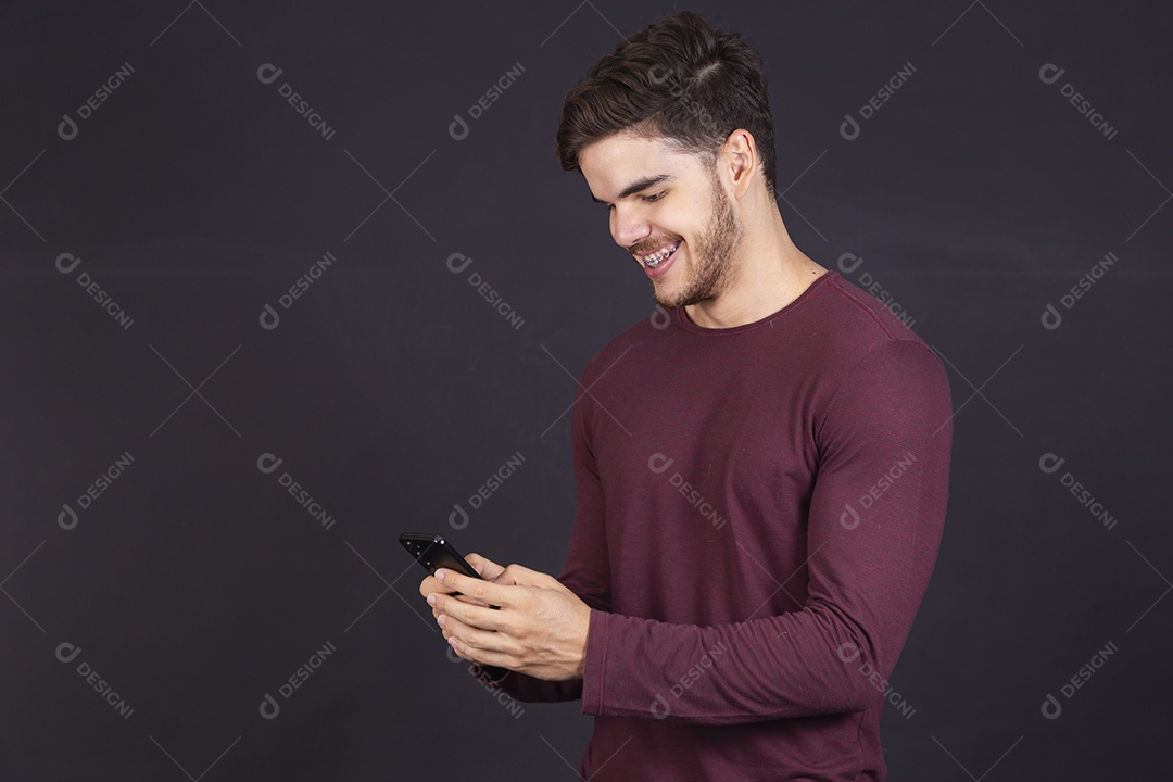 Homem jovem sobre fundo isolado