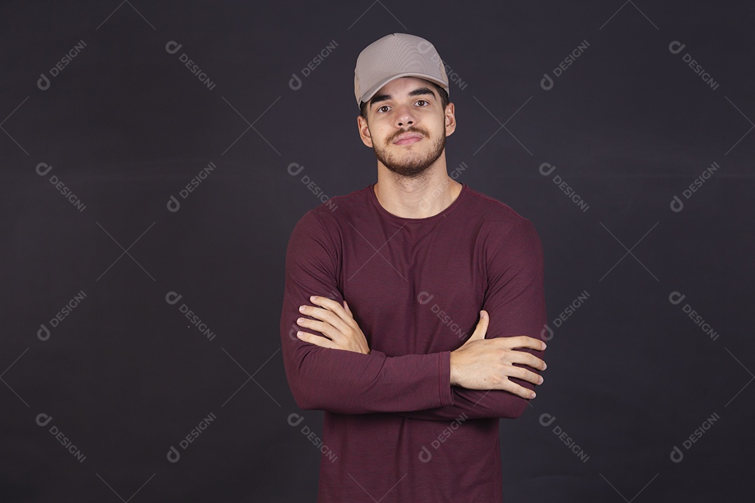 Homem jovem sobre fundo isolado