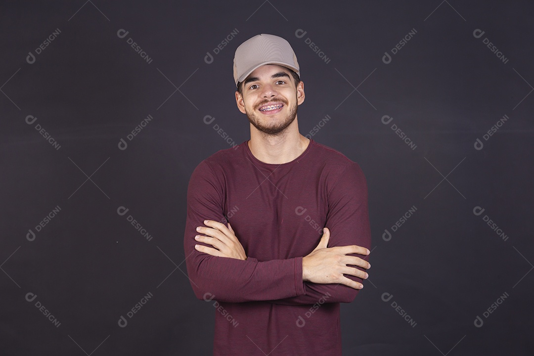 Homem jovem sobre fundo isolado