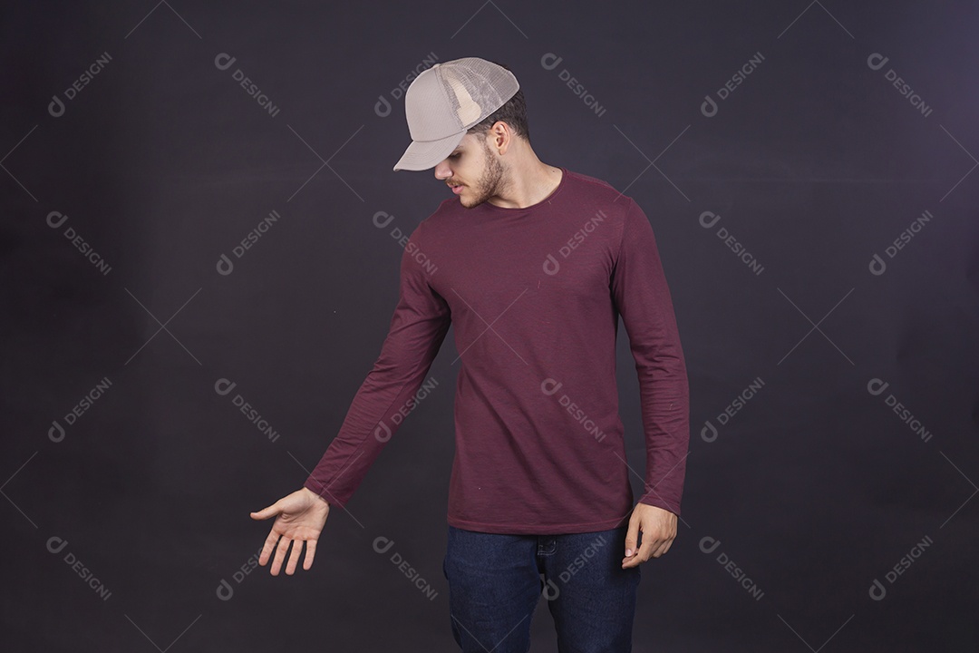 Homem jovem sobre fundo isolado