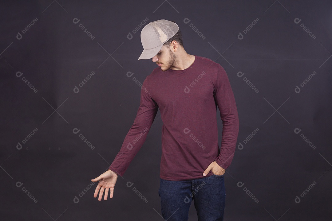 Homem jovem sobre fundo isolado