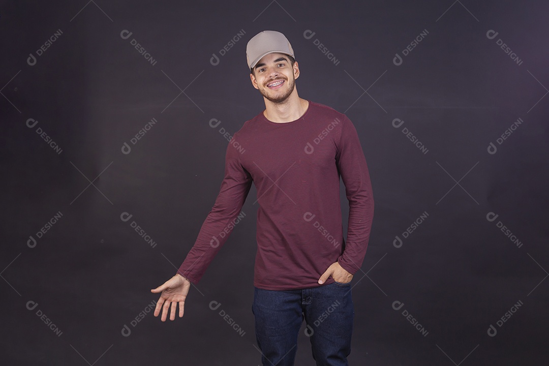 Homem jovem sobre fundo isolado