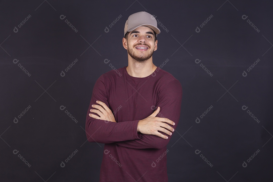 Homem jovem sobre fundo isolado
