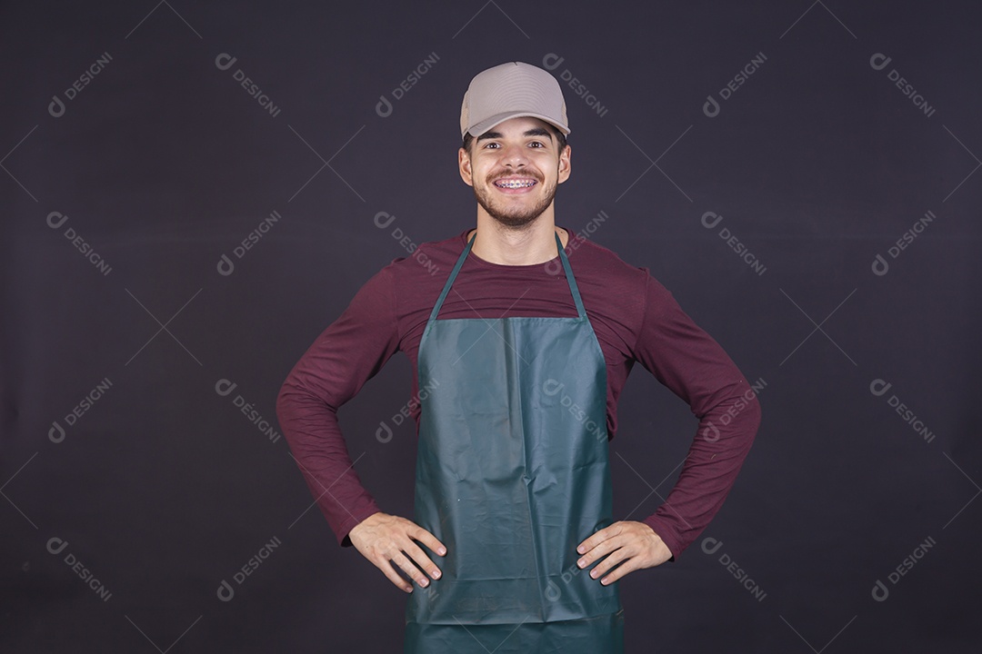 Homem jovem sobre fundo isolado