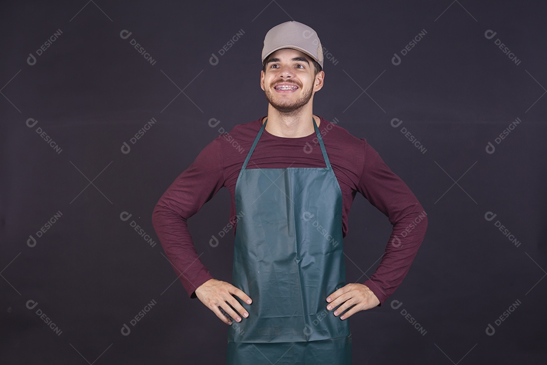 Homem jovem sobre fundo isolado