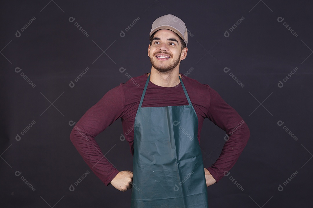 Homem jovem sobre fundo isolado