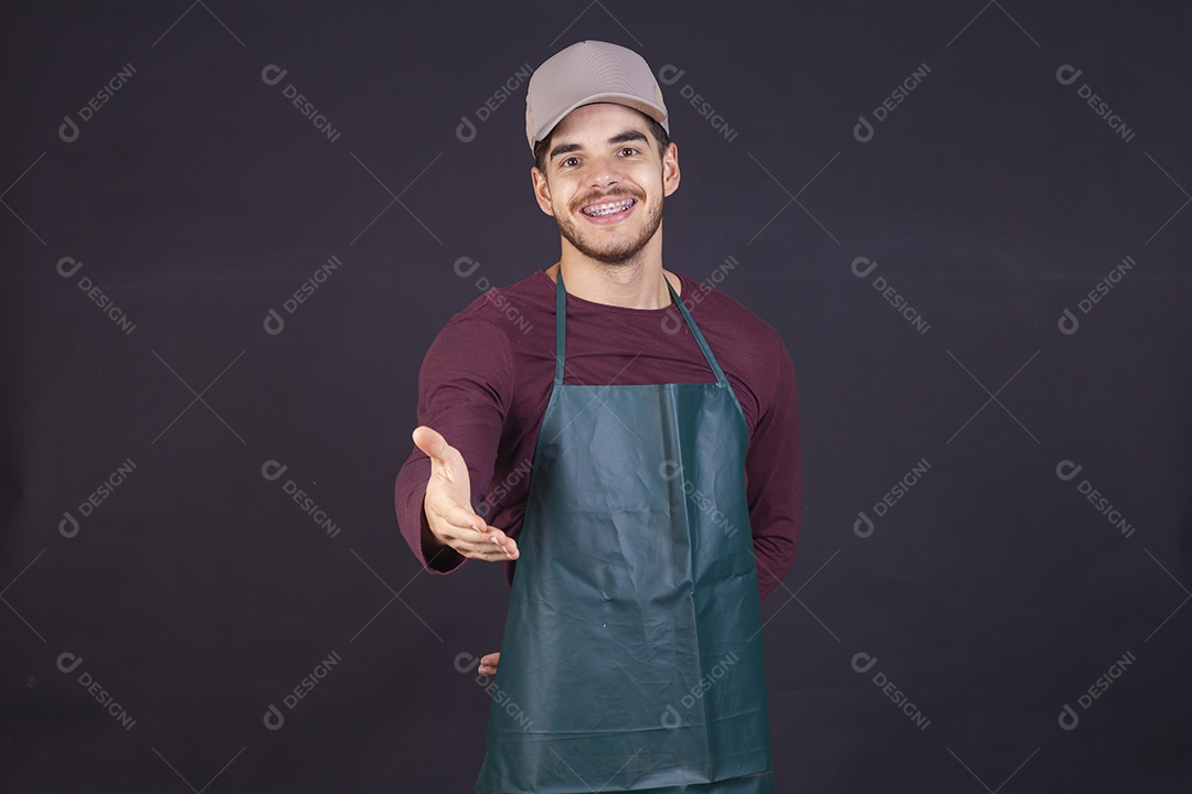 Homem jovem sobre fundo isolado