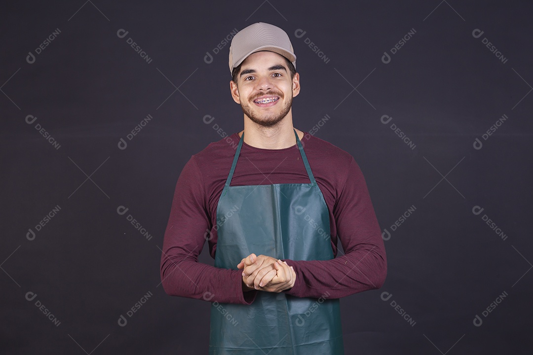 Homem jovem sobre fundo isolado
