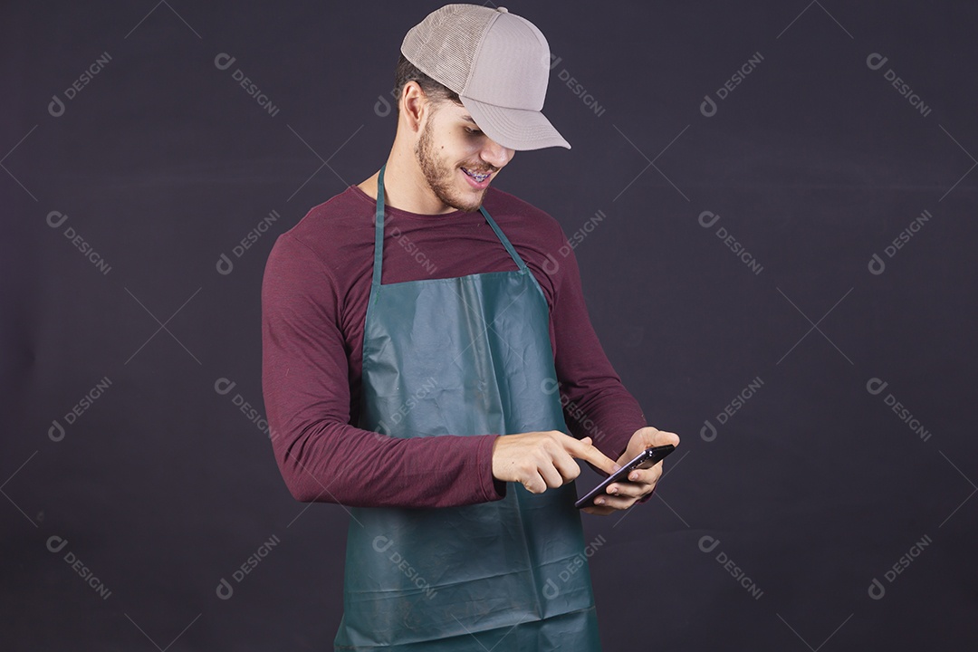 Homem jovem sobre fundo isolado