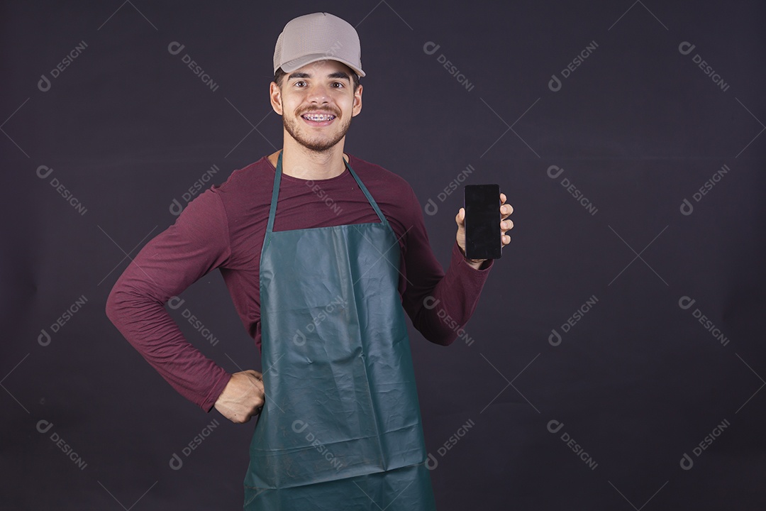 Homem jovem sobre fundo isolado mexendo no seu celular