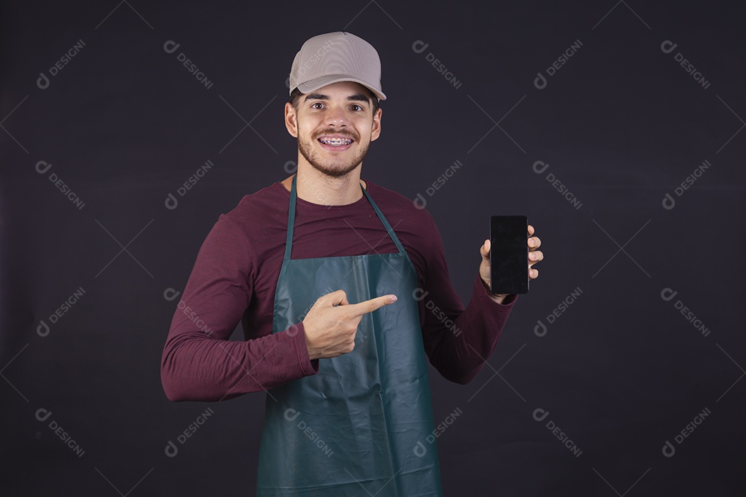 Homem jovem sobre fundo isolado mexendo no seu celular