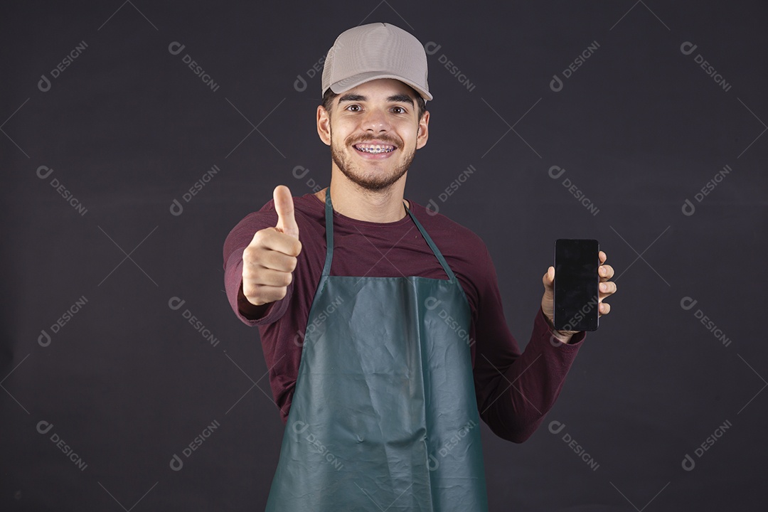 Homem jovem sobre fundo isolado mexendo no seu celular