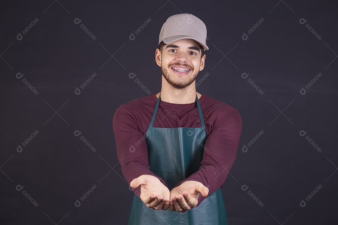 Homem jovem barbudo usando boné sobre fundo isolado