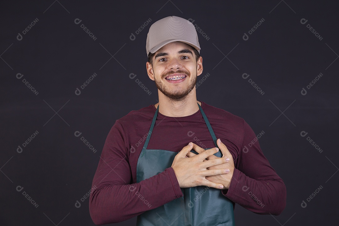 Homem jovem barbudo usando boné sobre fundo isolado