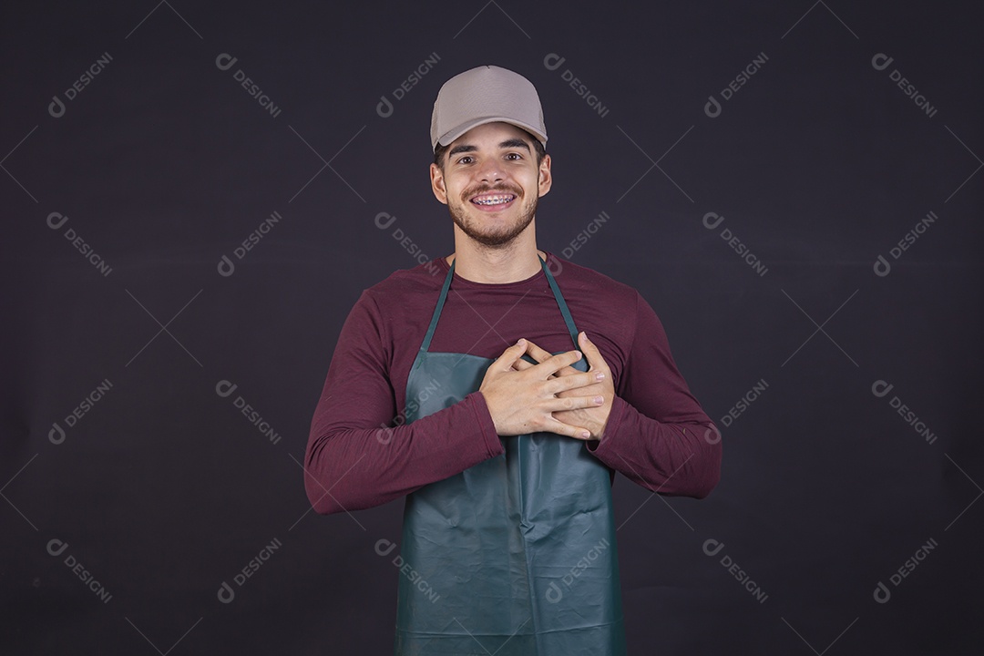 Homem jovem barbudo usando boné sobre fundo isolado