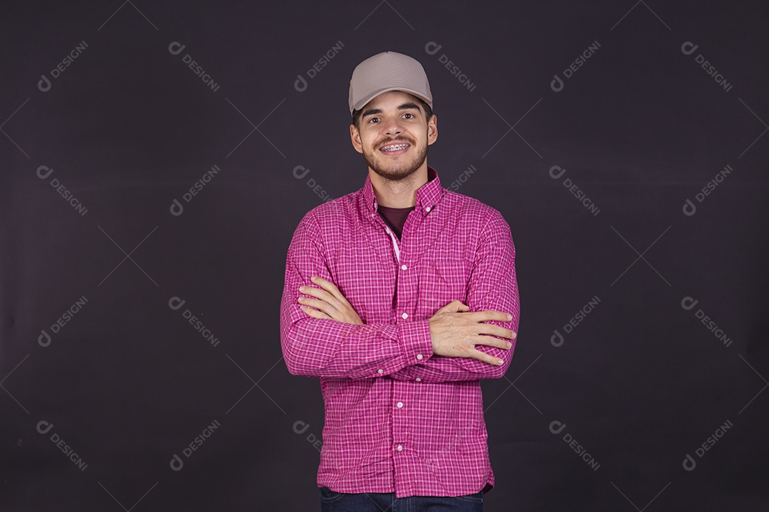 Homem jovem barbudo usando boné sobre fundo isolado