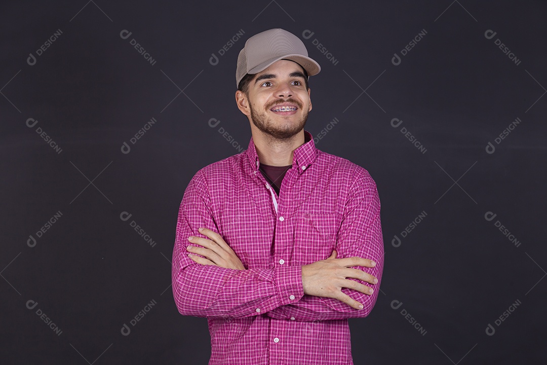 Homem jovem barbudo usando boné sobre fundo isolado
