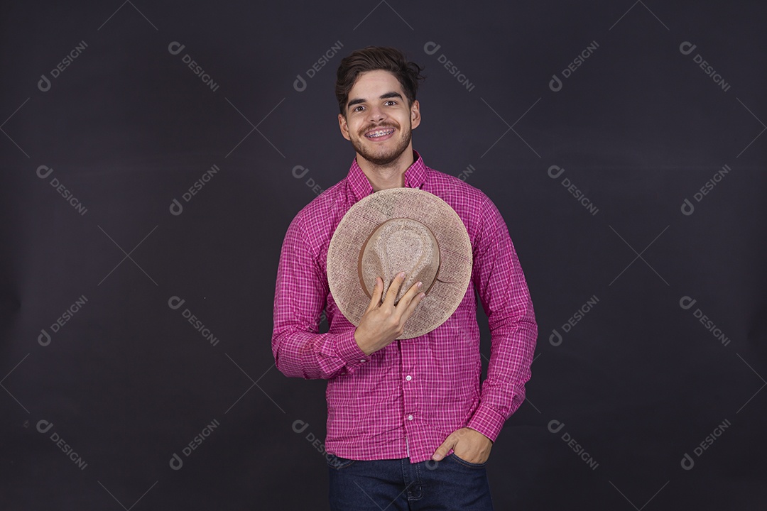 Homem jovem barbudo usando boné sobre fundo isolado