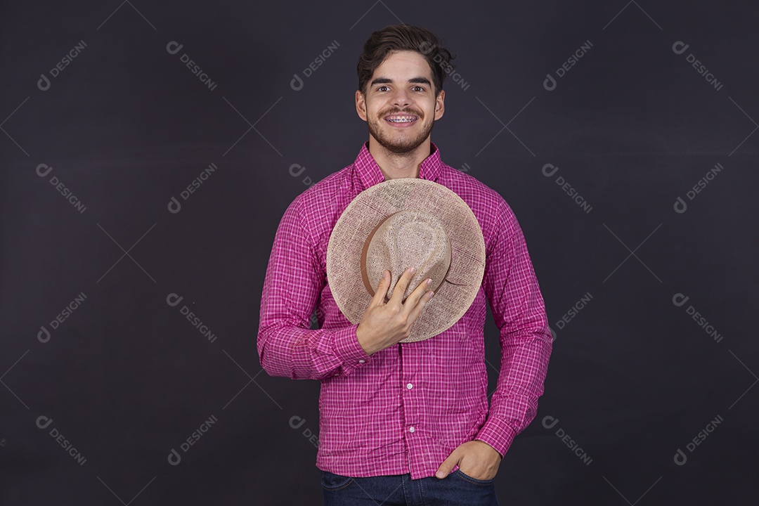 Homem jovem barbudo usando chapéu sobre fundo isolado