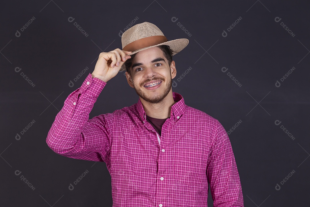 Homem jovem barbudo usando chapéu sobre fundo isolado