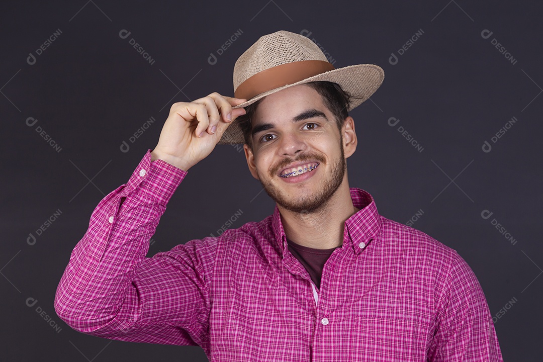 Homem jovem barbudo usando chapéu sobre fundo isolado